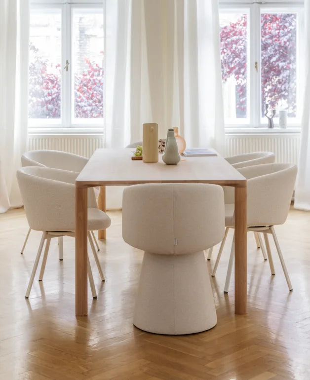 IWC HOME Esszimmer mit Tisch und gepolsterten Stühlen