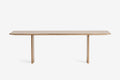 Jasny drewniany stół na białym tle, widok z boku.
