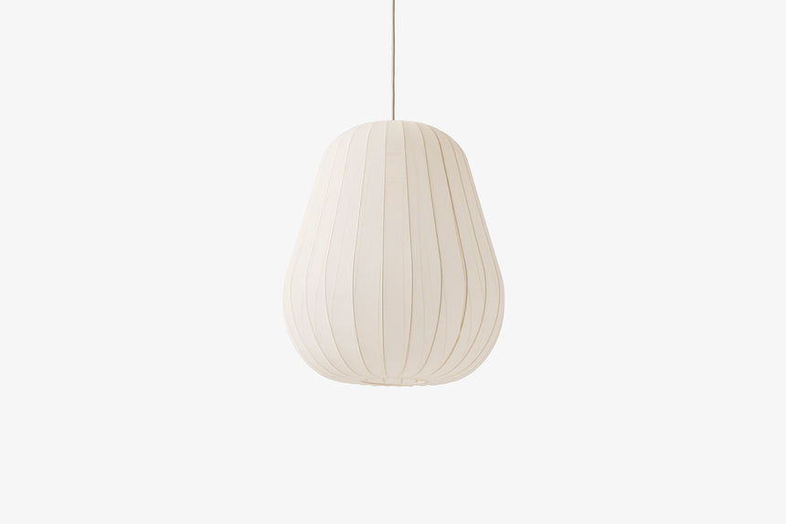 Biała lampa wisząca z szerokim pękatym kloszem.