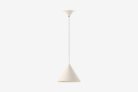 Kremowa lampa wisząca z niewielkim stożkowym kloszem i podsufitką.