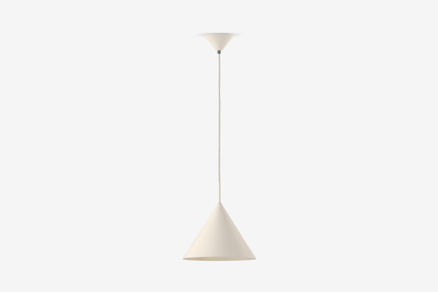 Kremowa lampa wisząca z niewielkim stożkowym kloszem i podsufitką.