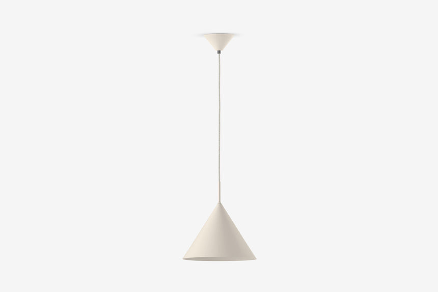 Mała jasna lampa wisząca ze stożkowym kloszem na długim przewodzie.