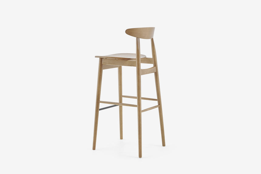 Jasny drewniany hoker, widok z boku i lekko od tyłu.
