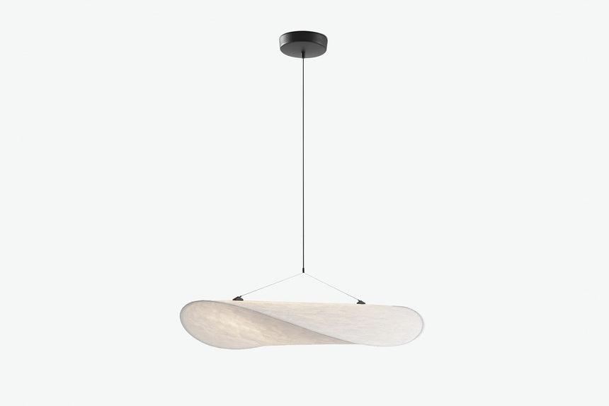 Biała podłużna lampa wisząca z czarną podsufitką.