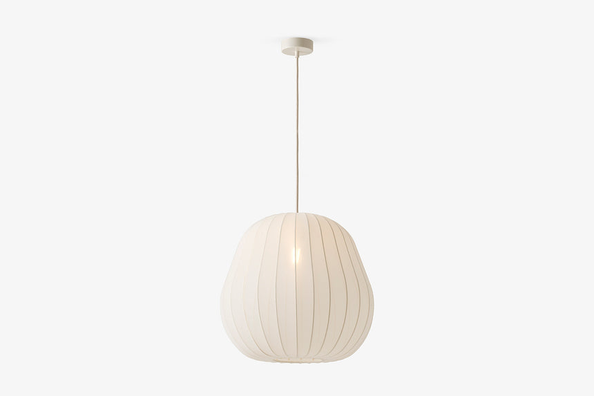Lampa wisząca z jasnym kulistym żebrowanym kloszem.