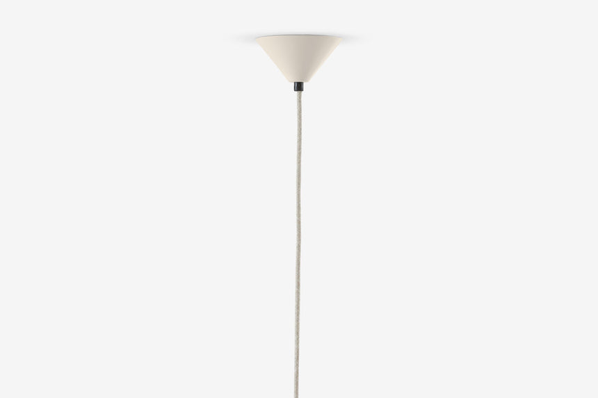 Biała podsufitka lampy wiszącej z długim pionowym przewodem.