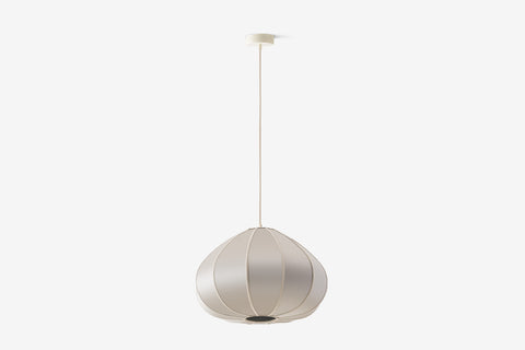 Beżowa lampa wisząca z segmentowym owalnym kloszem na przewodzie.