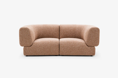 Sofa LAVA w beżowej tapicerce, widok z przodu.