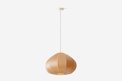 Beżowa lampa wisząca z widocznym przewodem i zaokrąglonym kloszem.
