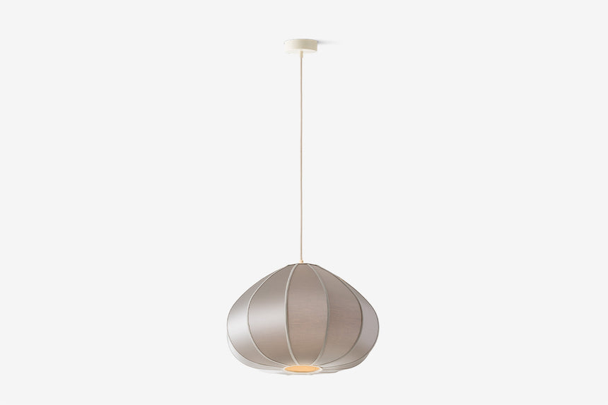Mała beżowa lampa wisząca z kulistym kloszem na długim przewodzie.