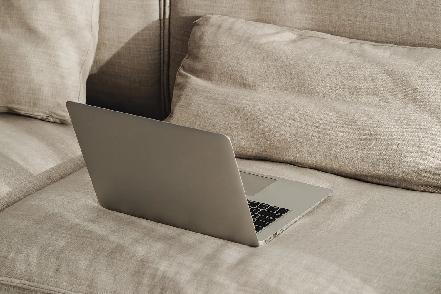 Laptop auf dem Sofa